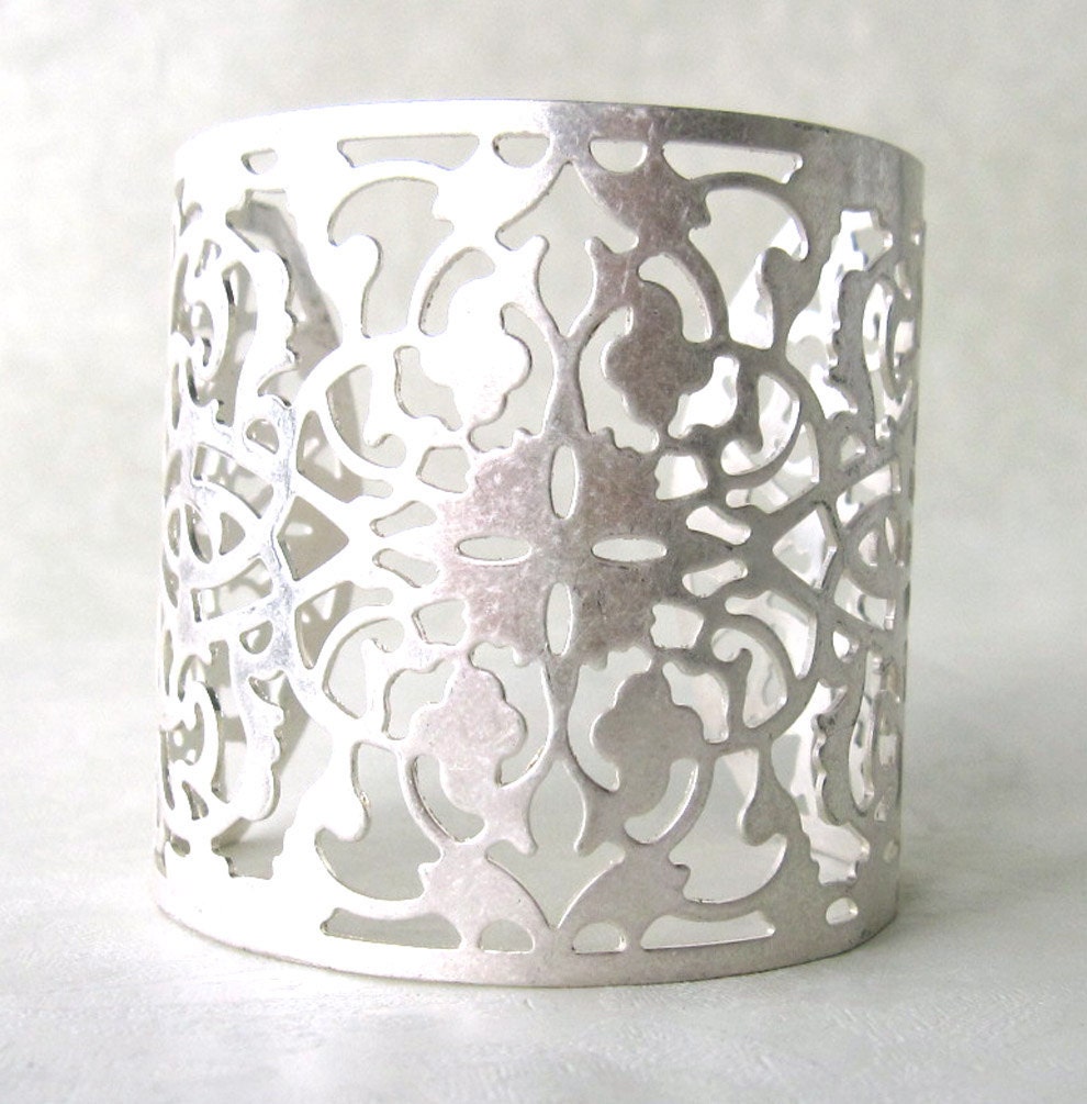 Lan Flower Filigree Metal Hard Cuff Bracelet