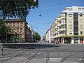 Die neue Straßenbahntrasse mündet an der Kreuzung zur Rüppurrer Straße in die bereits seit Jahrzehnten bestehende Trasse entlang der Baumeisterstraße, hier in westlicher Blickrichtung