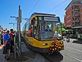 Walter Casazza steuerte eine festlich geschmückte Niederflurbahn in Doppeltraktion mit Ehrengästen zur Haltestelle Philipp-Reis-Straße.