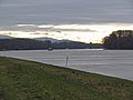 Der Sendeturm aus 32 Kilometer Entfernung von einem Standpunkt am Rhein in der Nähe des Hofguts Maxau aus gesehen