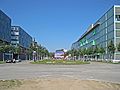 Blick auf die Stelle, an der die Trasse vom Grünstreifen der Ludwig-Erhard-Allee nach links schwenken wird