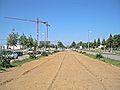 Die bereits vorgenommene Planierungen im Grünstreifen der Ludwig-Erhard-Allee in westnordwestliche Blickrichtung