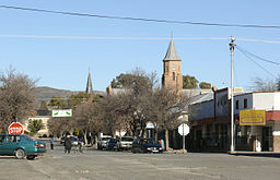 Die Gereformeerde kerk staan in die middel van die dorp, maar die NG kerk is in 'n systraat.