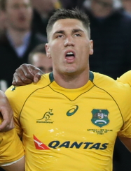 Sean McMahon en train de chanter l'hymne national australien avec l'équipe d'Australie