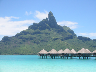 Het eiland Bora Bora met de Otemanu als hoogste piek