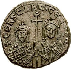 Een Byzantijnse follis met daarop een afbeelding van Zoë met haar zoon, uitgegeven tijdens haar regentschap 914-919.