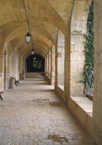 Voûtes du château contre la façade de l'aile centrale du château côté jardin.