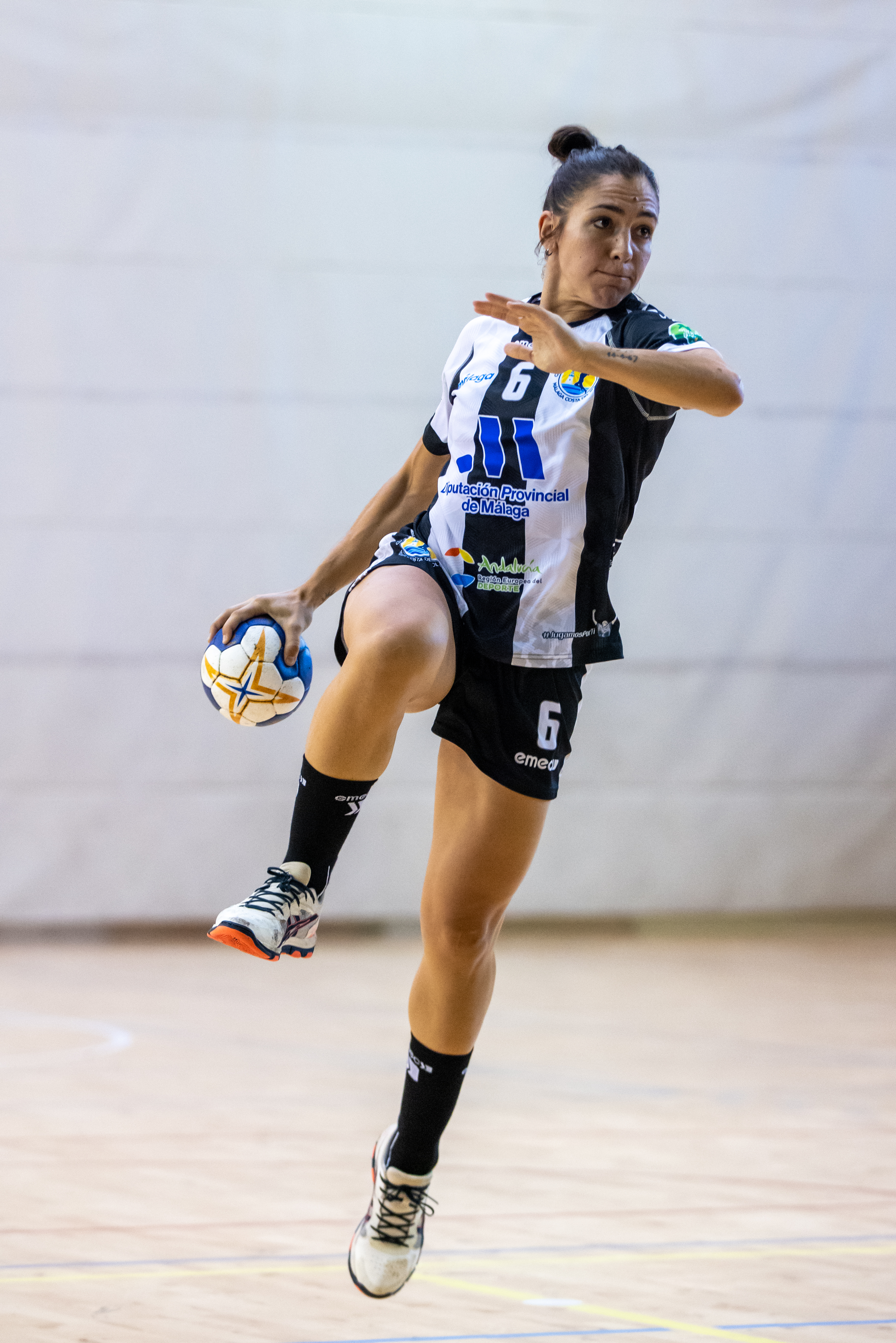 Estela Doiro playing handball