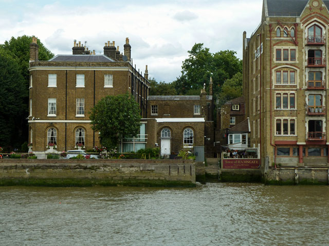 The Town of Ramsgate pub, Wapping High Street ile Thames Nehri arasında yer almaktadır.