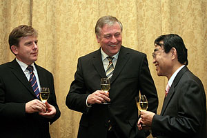 Předseda sněmovny Miloslav Vlček, premiér Mirek Topolánek a japonský velvyslanec Hideaki Kumazawa, 2006