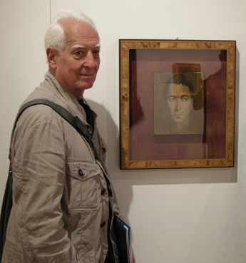 Enrico Colombotto Rosso vicino al ritratto realizzato per lui dall'amica Leonor Fini. Esposto al Museo Revoltella di Trieste in occasione della mostra dedicata alla pittrice di origini italiane nel 2009.