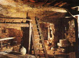 Habitations troglodytiques de Belvès en Périgord Noir.