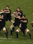 McCaw lors d'un haka néo-zélandais interprété face à une rangée de joueurs italiens pendant une tournée en Europe