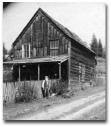 Före detta domstolsbyggnaden i Pierce fotograferad 1920. Pierce var huvudort i Shoshone County långt innan Clearwater County grundades.