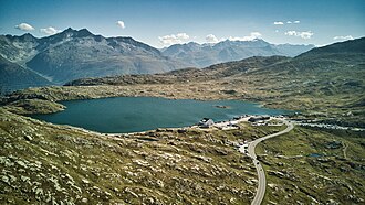 Blick auf die Passhöhe und den Totesee gegen Süden.