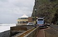 Restaurace na křižovatce silnice vedoucí po severním pobřeží se silnicí z Ribeira Brava