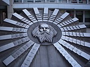 Monumento à tabela periódica na Universidade de Química e Tecnologia de Alimentos em Bratislava na Eslováquia.