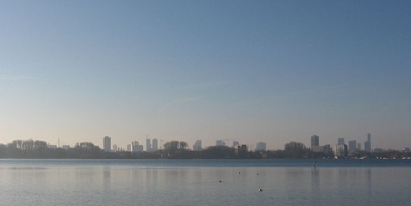 Rotterdam, gezien vanaf de Kralingse Plas.