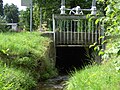 Brücke in der Ortsmitte mit Wassersperre