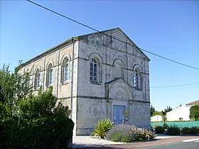 Le temple est situé à la Brousse, sur les hauteurs de la commune.