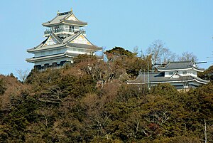 金華山の山上にある模擬天守と岐阜城資料館