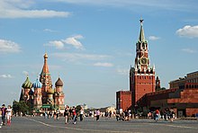 Photo de la Place Rouge avec le Kremlin et la cathédrale Saint-Basile.