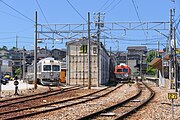 駅構内。ホーム(右）と車両基地（左）がある（2022年7月）