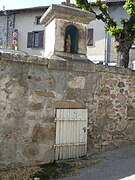 La fontaine au pied.