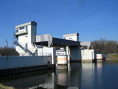 Hochwasser-Sperrtor von der Hafenseite aus gesehen