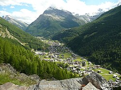 Saas-Grund sijaitsee kapeassa Saaser Vispa -joen laaksossa.