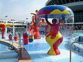 Piscine à bord : ici le bassin pour enfants avec sculptures-fontaines colorées.