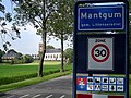 Plaatsnaambord met het wapen van Mantgum.