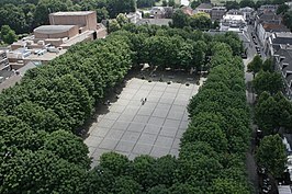 alt=Oude aanzicht van de Parade. Linksboven is het oude pand van Theater aan de Parade te zien. Anno 2022 zijn de kastanjebomen gerooid en wordt Theater aan de Parade verbouwd.