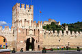 Castello di Soave (provincia di Verona), si noti la presenza contemporanea di merli guelfi e ghibellini