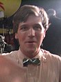 Tucker Carlson, pada masa ini menjadi hos di Fox News Channel, memakai bow tie pada awal tahun 2004.