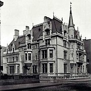 William K. Vanderbilt residence, Petit Chateau, 1878-1882, Manhattan, by Richard Morris Hunt.[6]​