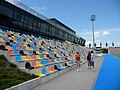 Die bunten Sitzschalen des Stadions