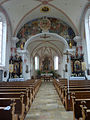 Inneres der St. Oswaldkirche mit Baujahr 1698 und Allianzwappen des Erbauers am Chorbogen: Joseph Albrecht von Freyberg († 1706) und Anna Magdalena Adelheid Gräfin von Criechingen († 1692)