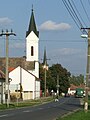 Evangelische Kirche, im Hintergrund die römisch-katholische Kirche