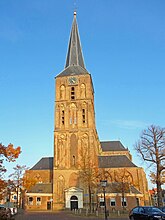 De Bovenkerk in Kampen. Beide lage aanbouwen aan weerszijden werden herbouwd bij de restauratie van de kerk en bevatten vermoedelijk stenen van de Hoofdwacht.