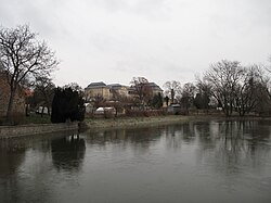 Rybník v obci, v pozadí místní zámek