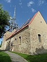 Kirche, Kirchhofsmauer mit zwei Portalen sowie Schul- und Küsterwohnhaus mit Wirtschaftsgebäude