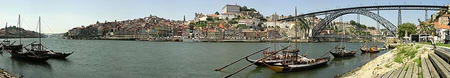 Xunto coa Torre dos Clérigos, a Ponte Don Luís I é un dos ex libris do Porto. A ponte é un dos exemplos máis notábeis da denominada "Era do Ferro".