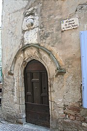 Porta de "l'ostal del prior de Sant Julian", amb al dessús una ola escultada (armas de la vila).