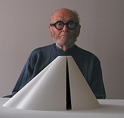 Philip Johnson toimistossaan vuonna 2002.