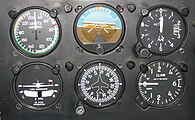 Die sechs grundlegenden Fluginstrumente für Flüge mit Instrumenten. Selten Sixpack genannt. Für den Instrumentenflug (IFR) braucht es deutlich mehr Instrumente.