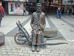 Statist an der Skulptur Zockerfritz, Wuppertal (D)