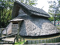 弥生時代の竪穴状平地建物（復元、静岡県登呂(とろ)遺跡）