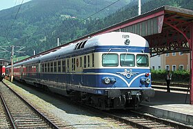 Ein Nostalgiezug am Bahnhof Selzthal. Zu sehen ist hier auch die historische Dachkonstruktion.