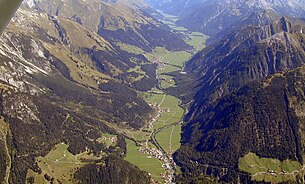 Luftaufnahme vom oberen Lechtal (im Bildvordergrund Steeg, dann Hägerau, Holzgau)